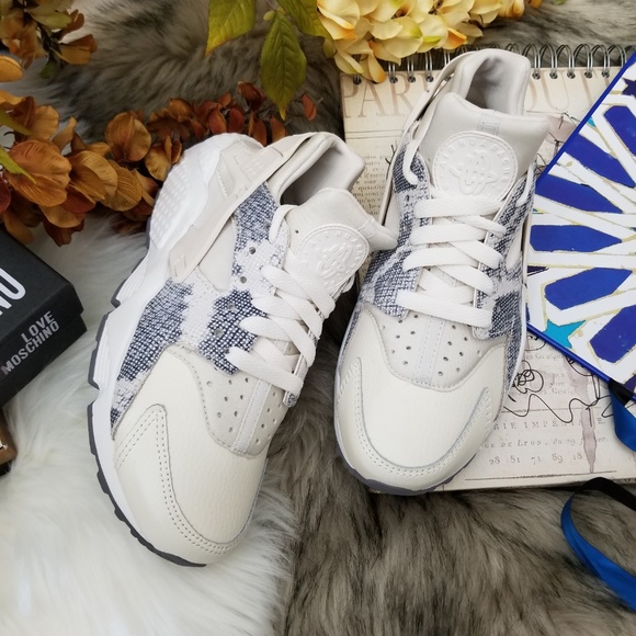 Nike Shoes - Nike Air Huarache Run Premium